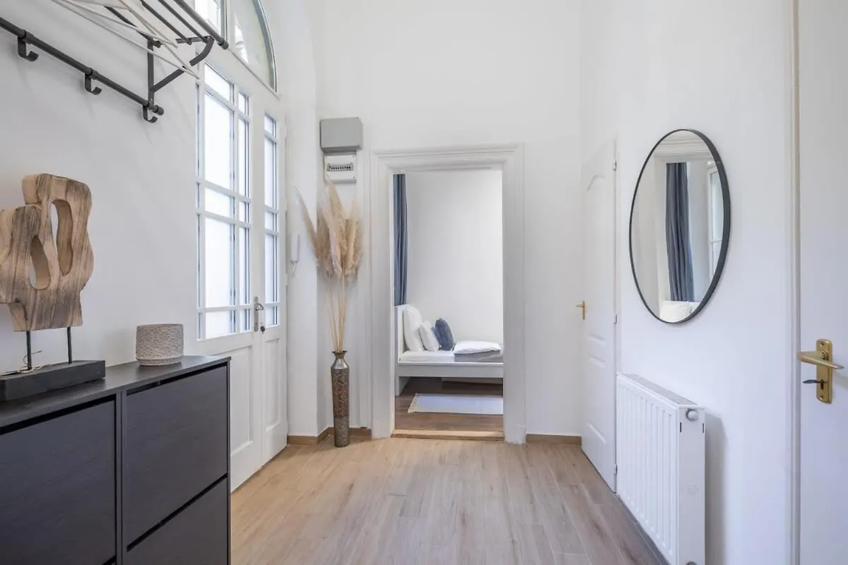 Apartment Very Central Large Home With Air Conditioning Budapest