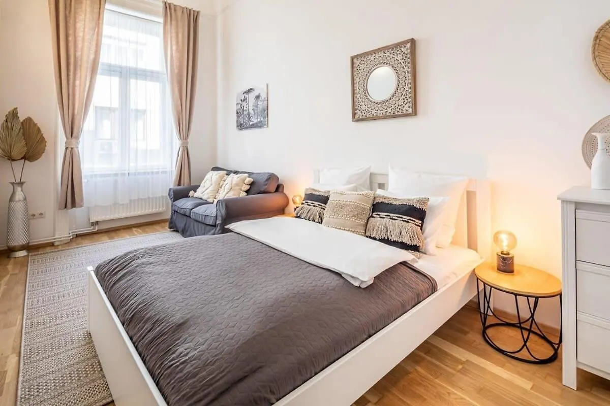Very Central Large Home With Air Conditioning Budapest